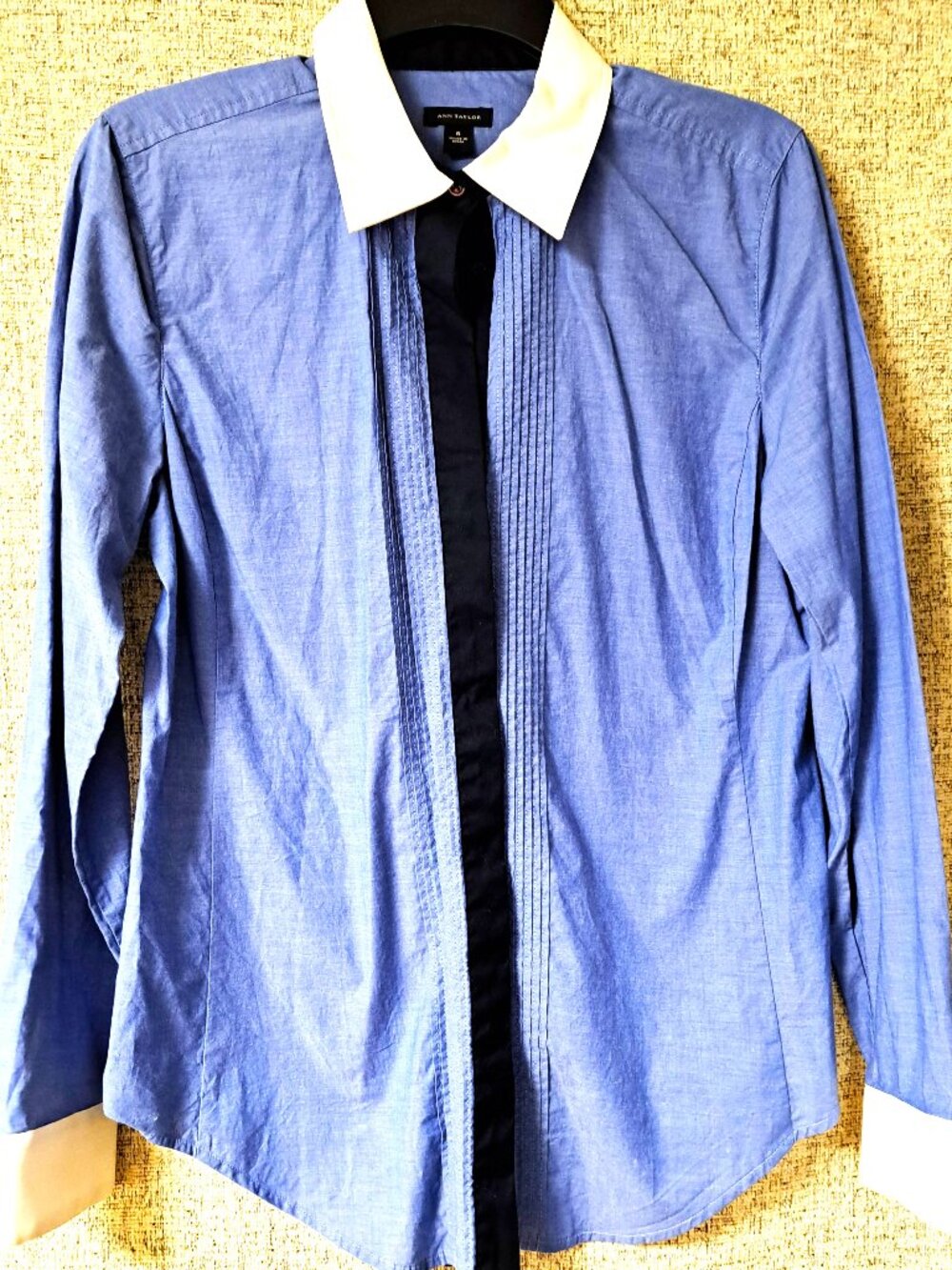 ANN TAYLOR LADIES BUTTON UP BLOUSE BLUE CHAMBRAY W WHITE COLLAR SIZE SMALL